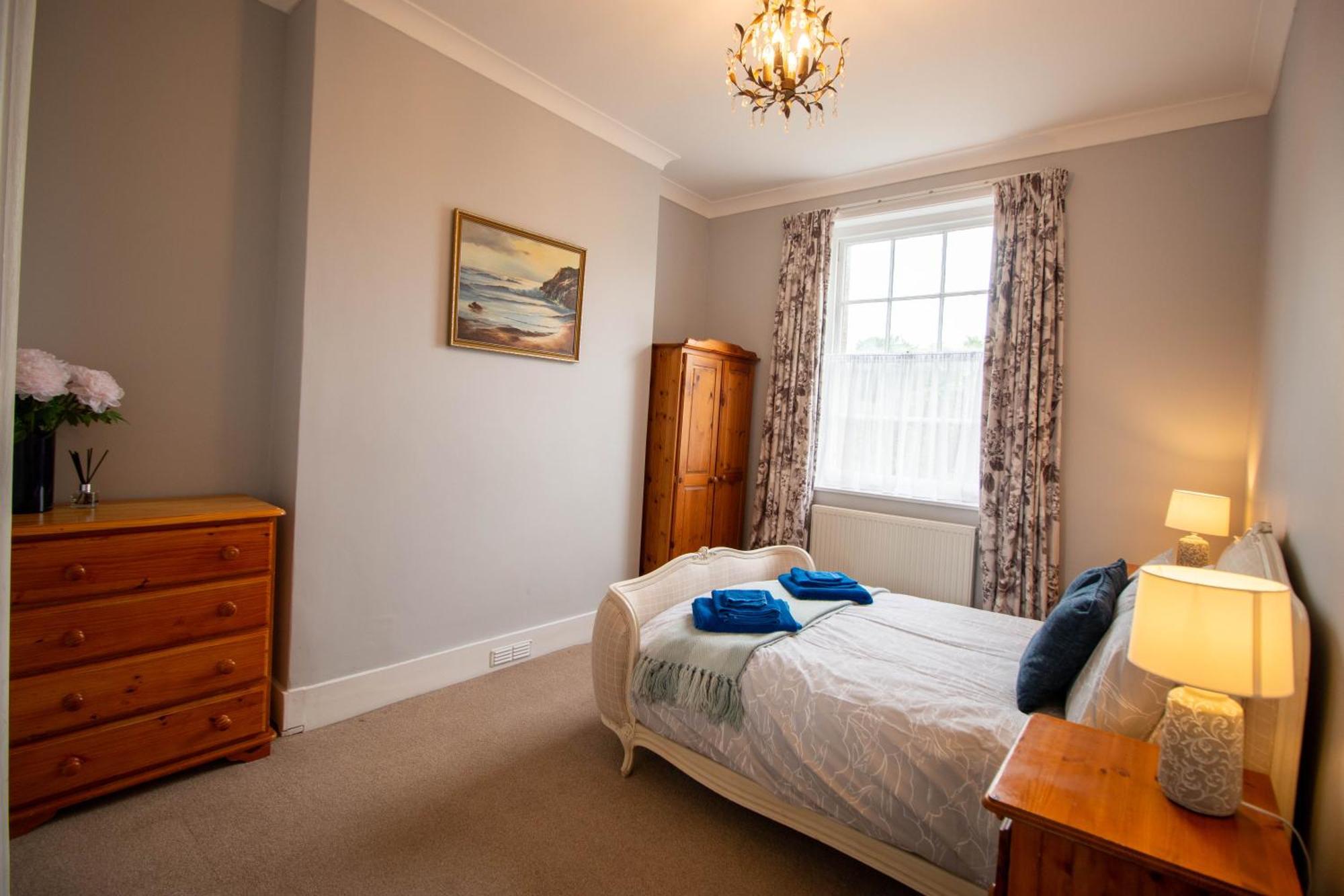 Grand 2 Bed Georgian Apartment At Florence House With King Bed, In The Heart Of Herne Bay & 300M From Beach Екстериор снимка